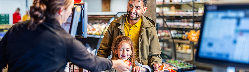ouder en kind betalen bij de kassa
