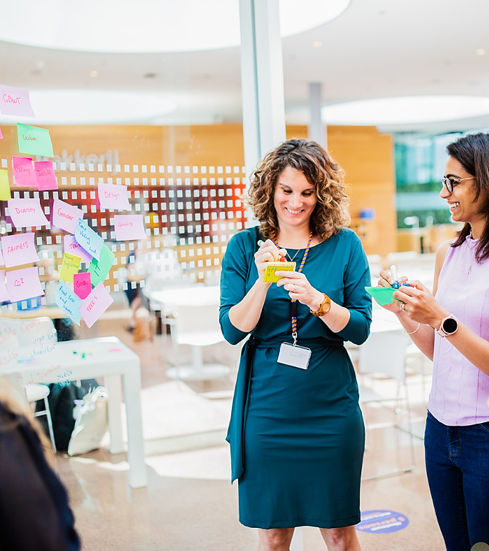 Brainstormsessie collega's - Hybride werken thuis, onderweg en op kantoor