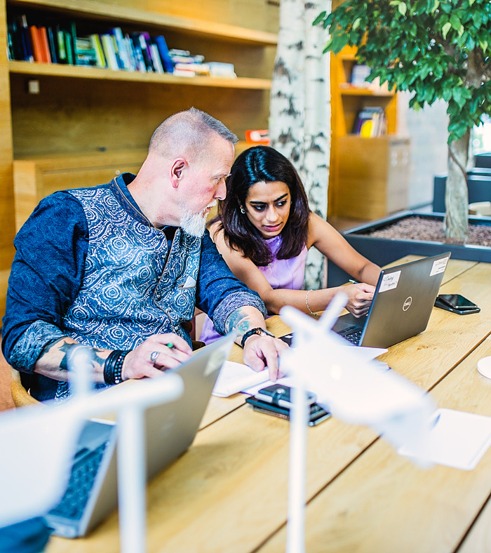 Collega's in gesprek - Hybride werken thuis, onderweg en op kantoor