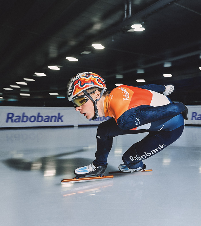 Shorttracker Jens in actie met jonge shorttracktalenten