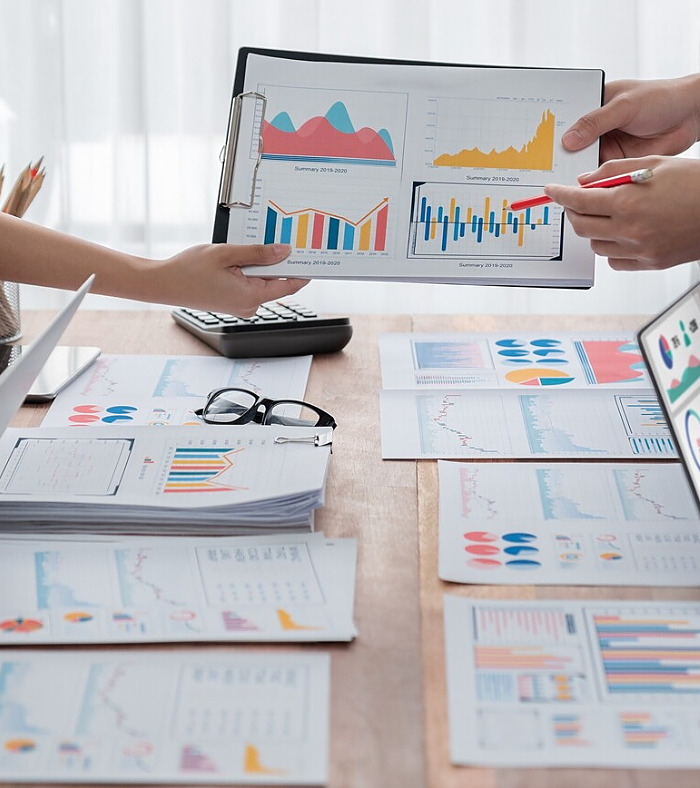 Analyst team utilizing BI Fintech to analyze financial report. Scrutinize