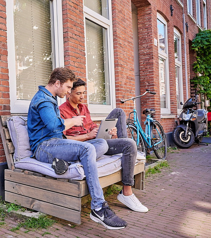 studenten wonen same in huis en doen activiteiten