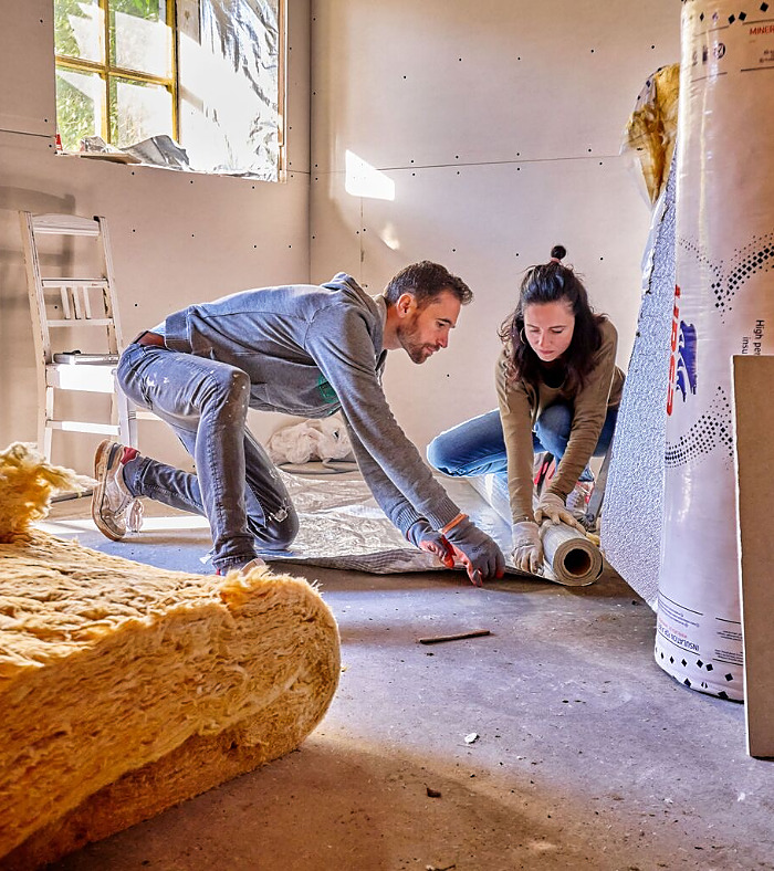 Duurzaam, isoleren, huis, woning, nieuw huis, nieuwe woning, stel, klussen, verbouwen, verbouwing, verhuizen, verhuizing, duurzaam wonen, wonen, klus, aannemer, begroting, budget, bouwplaats, isolatie, verduurzamen