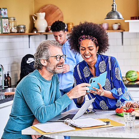 gezin dochter gaat uit huis samen wonen