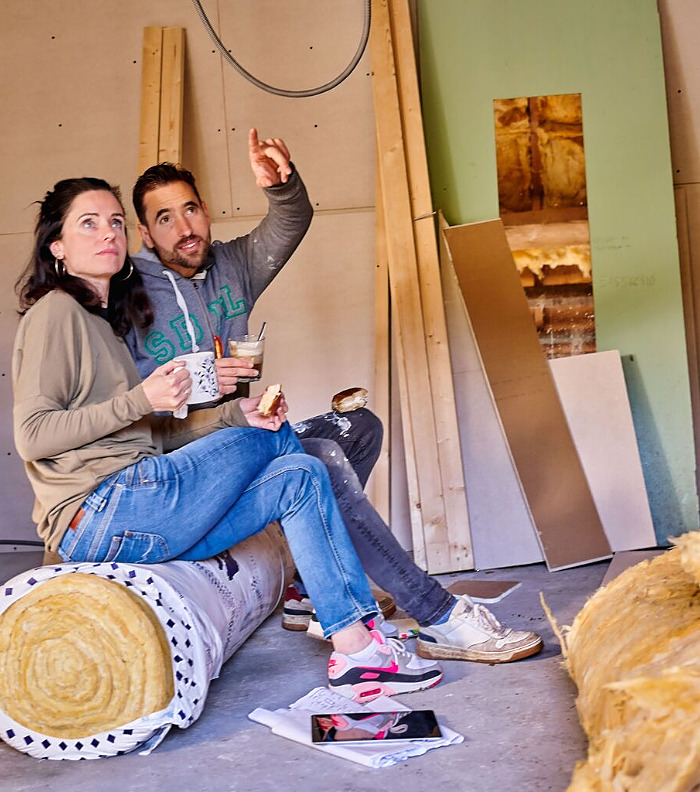 Duurzaam, isoleren, huis, woning, nieuw huis, nieuwe woning, stel, klussen, verbouwen, verbouwing, verhuizen, verhuizing, duurzaam wonen, wonen, klus, aannemer, begroting, budget, bouwplaats, isolatie, verduurzamen