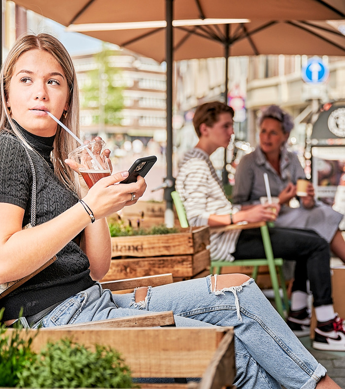 moeder en zoon shoppen en zitten op terras