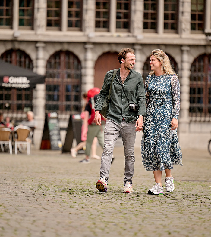 vakantie op het strand en stedentrip twee stellen gaan op vakantie