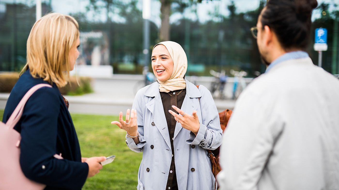 Collega's in gesprek - Hybride werken thuis, onderweg en op kantoor