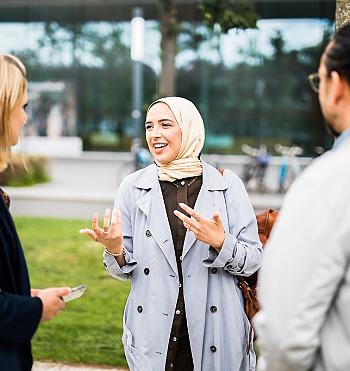 Collega's in gesprek - Hybride werken thuis, onderweg en op kantoor