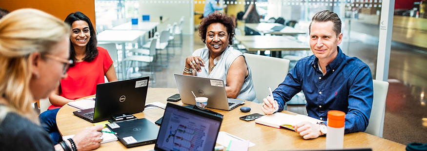 Collega's in gesprek - Hybride werken thuis, onderweg en op kantoor