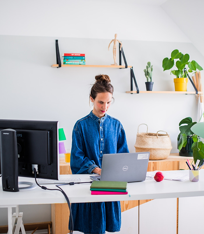 Thuiswerken staand - Hybride werken thuis, onderweg en op kantoor