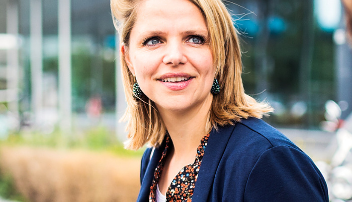 Collega's in gesprek - Hybride werken thuis, onderweg en op kantoor