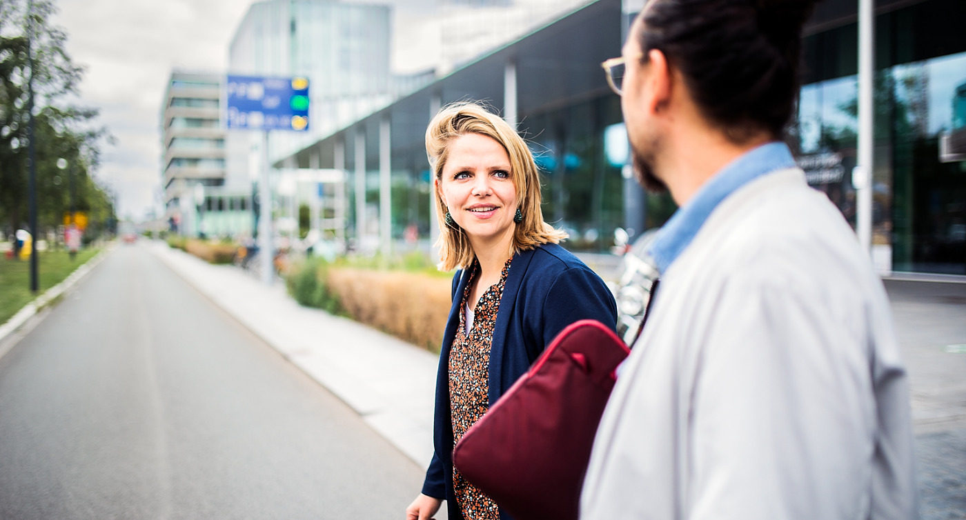 Collega's in gesprek - Hybride werken thuis, onderweg en op kantoor