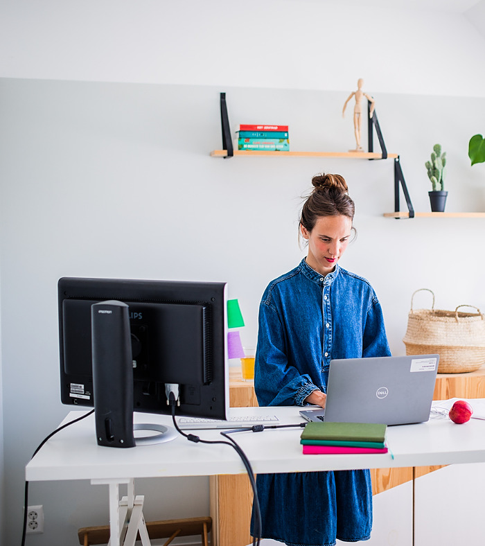 Thuiswerken staand - Hybride werken thuis, onderweg en op kantoor