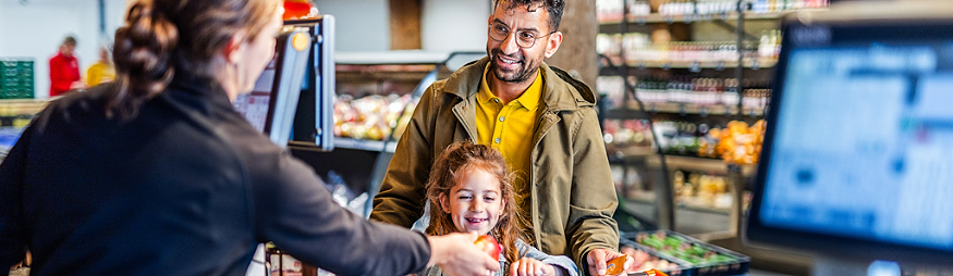 ouder en kind betalen bij de kassa